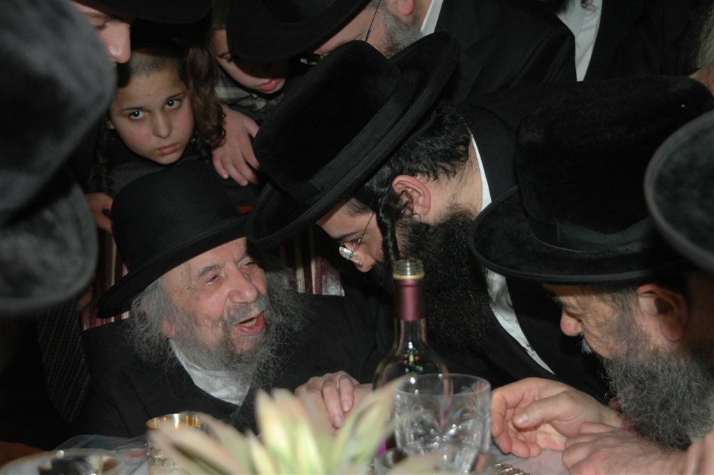 המונים נוהרים לפגוש את זקן ראשי-הישיבות בעולם