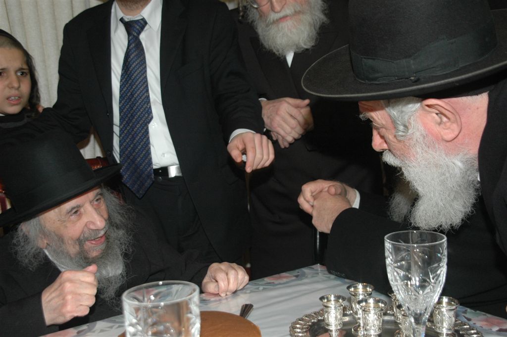 המונים נוהרים לפגוש את זקן ראשי-הישיבות בעולם