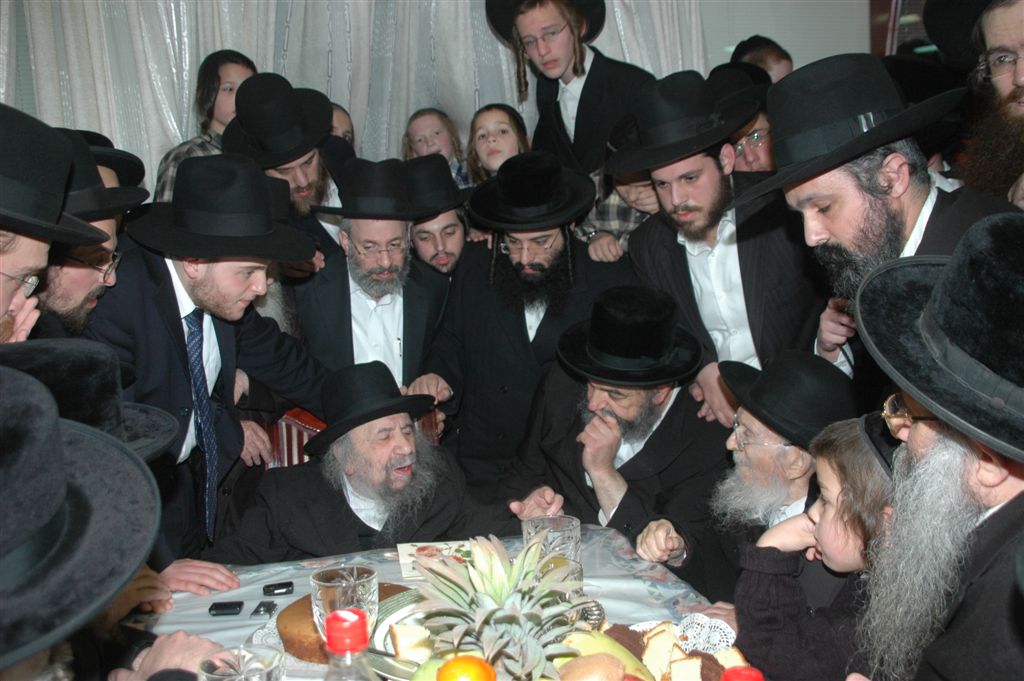 המונים נוהרים לפגוש את זקן ראשי-הישיבות בעולם