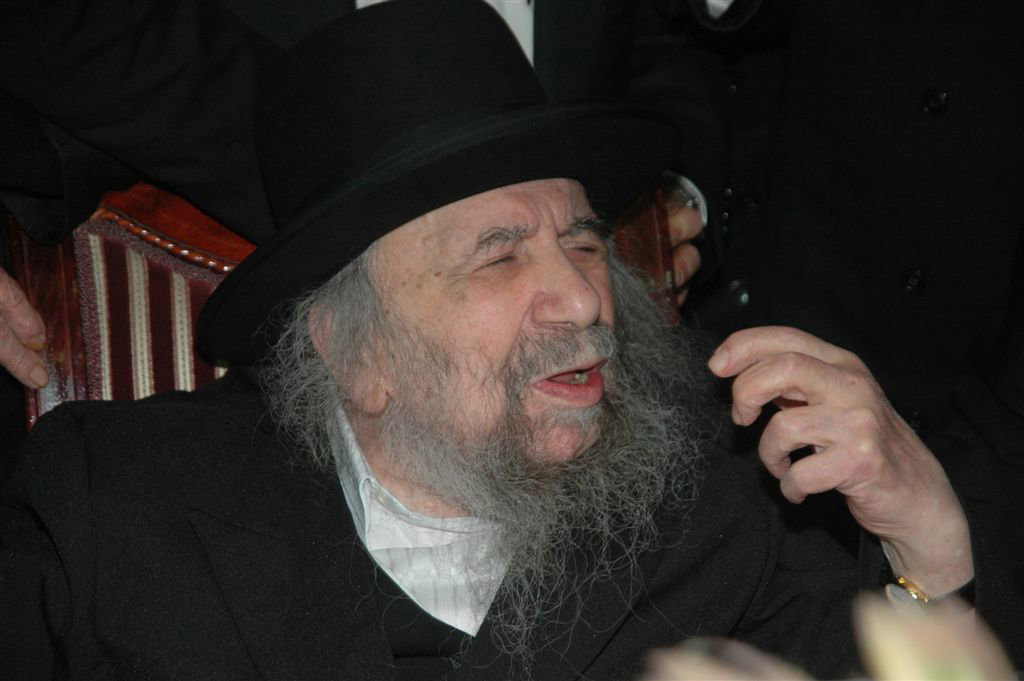 המונים נוהרים לפגוש את זקן ראשי-הישיבות בעולם