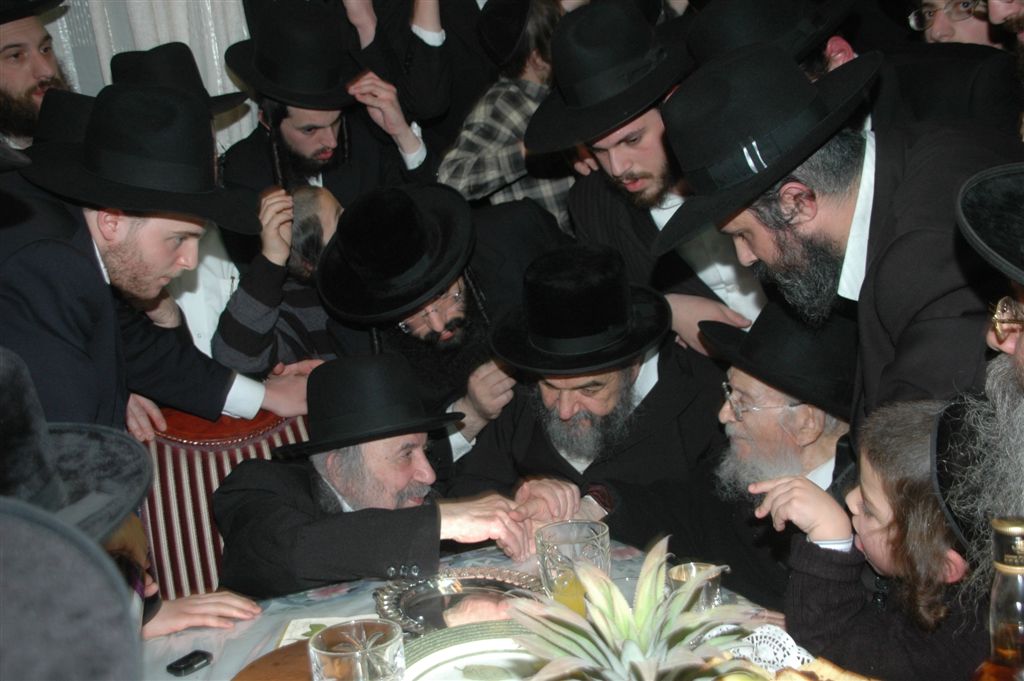 המונים נוהרים לפגוש את זקן ראשי-הישיבות בעולם