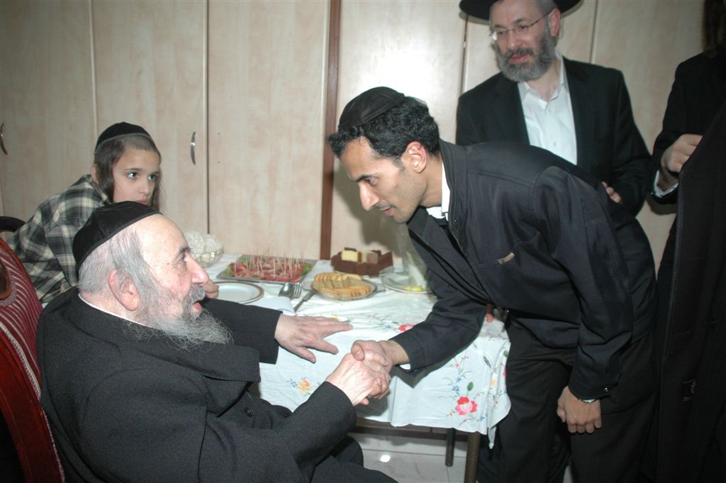 המונים נוהרים לפגוש את זקן ראשי-הישיבות בעולם