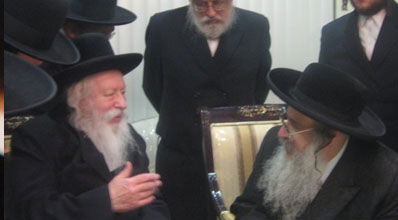 האדמו"רים שליט"א במהלך המפגש (צילום י.שווארץ)