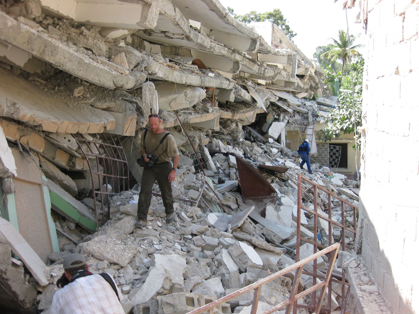 שבת בגהינום: על הריסות הבניינים, עטופים בטליתות