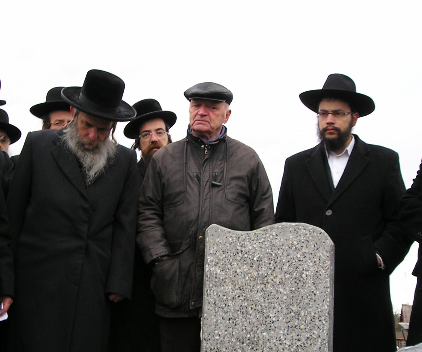 האדמו"ר מסלאנים על קברי אבות