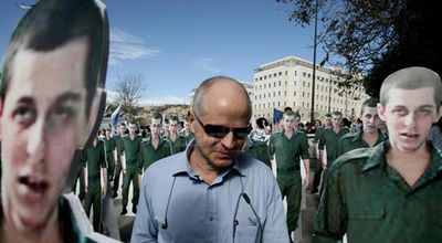 אביו של החייל פוסע במיצג שהכין מטה שליט. פלאש 90