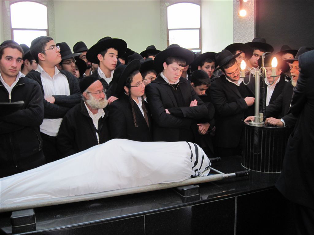 בדמעות: כבוד אחרון למשגיח הישיבה