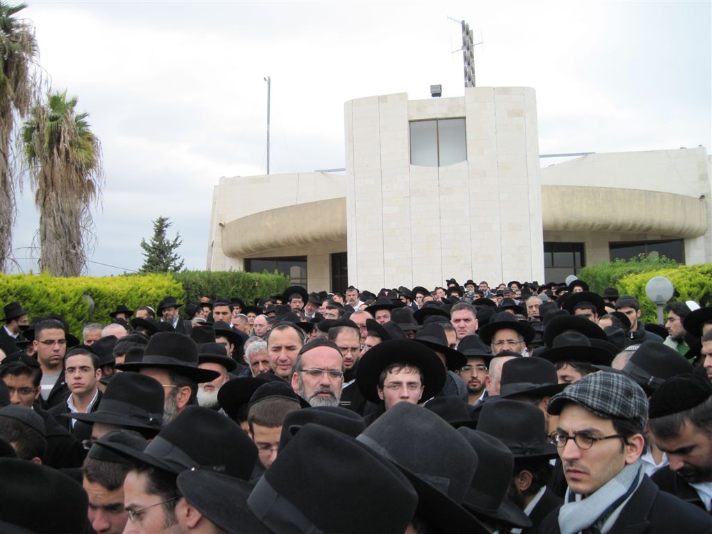 בדמעות: כבוד אחרון למשגיח הישיבה