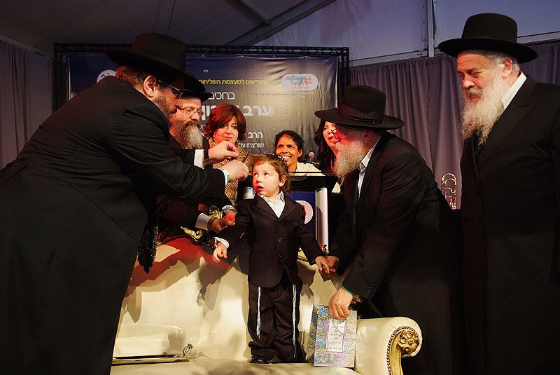 במעמד ה"חלאקה" למוישי: קהל האלפים הזיל דמעות