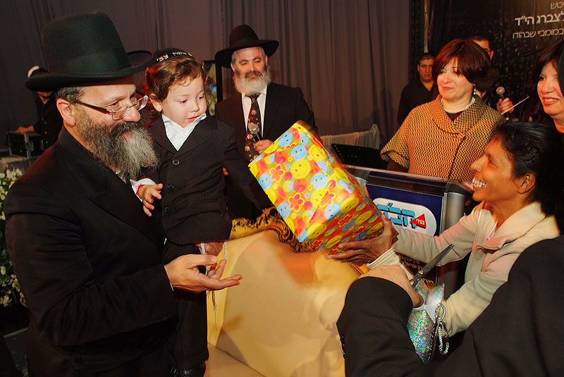 במעמד ה"חלאקה" למוישי: קהל האלפים הזיל דמעות