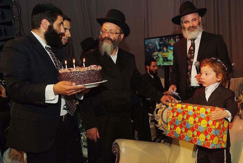 במעמד ה"חלאקה" למוישי: קהל האלפים הזיל דמעות