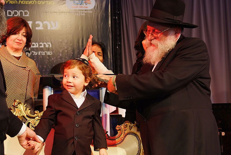 במעמד ה"חלאקה" למוישי: קהל האלפים הזיל דמעות