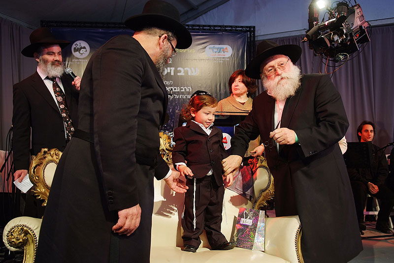 במעמד ה"חלאקה" למוישי: קהל האלפים הזיל דמעות