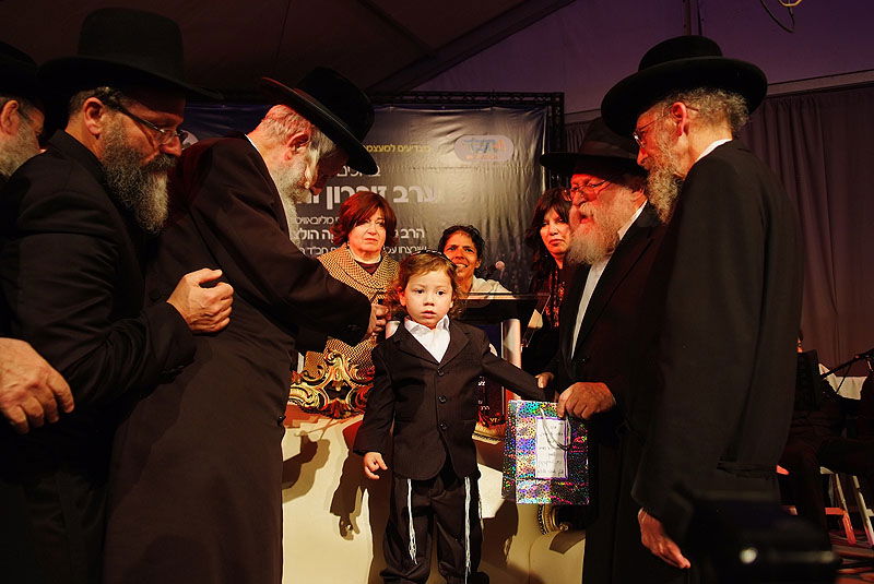 במעמד ה"חלאקה" למוישי: קהל האלפים הזיל דמעות