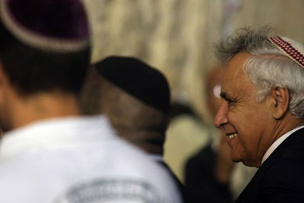 ימי תשובה: משה קצב מגיע לכותל