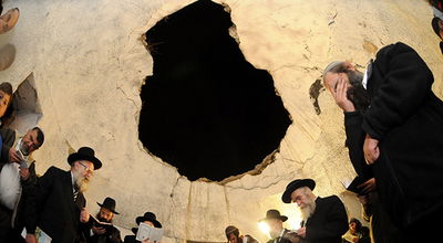 תפילה תחת אבטחה: תיעוד נדיר מתפילה על קבר יוסף