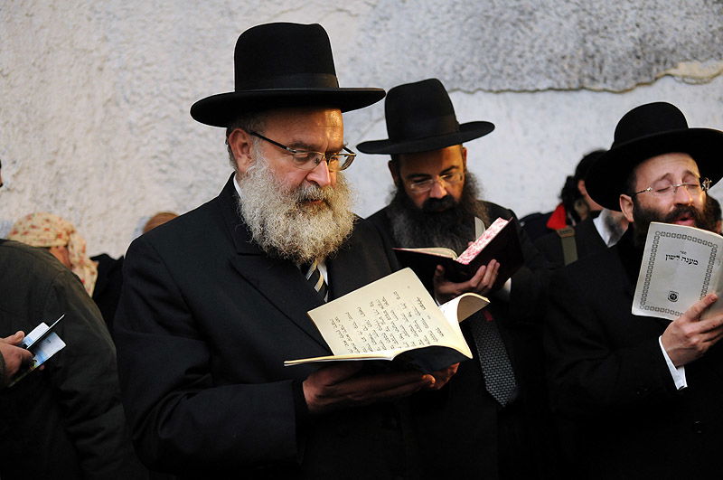 תפילה תחת אבטחה: תיעוד נדיר מתפילה על קבר יוסף