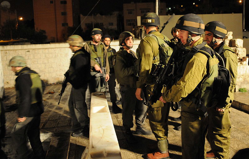 תפילה תחת אבטחה: תיעוד נדיר מתפילה על קבר יוסף