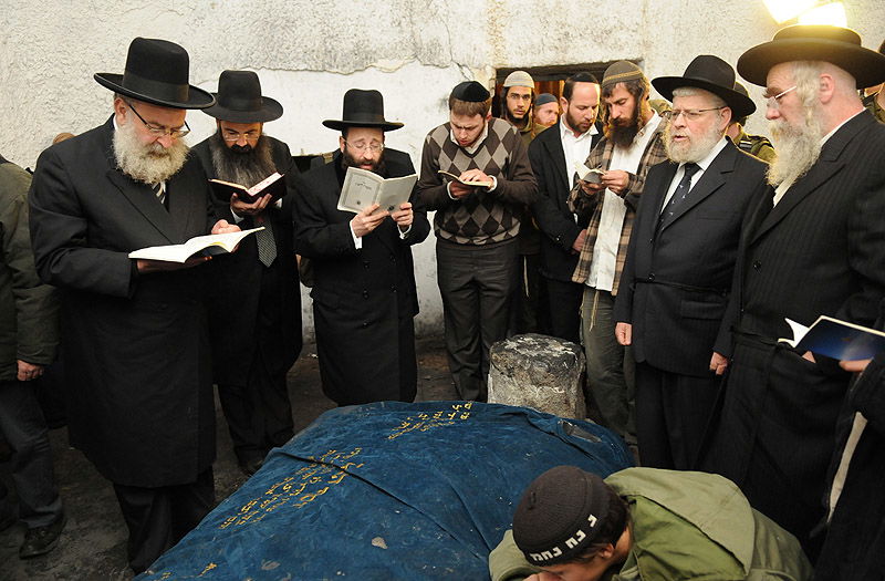 תפילה תחת אבטחה: תיעוד נדיר מתפילה על קבר יוסף