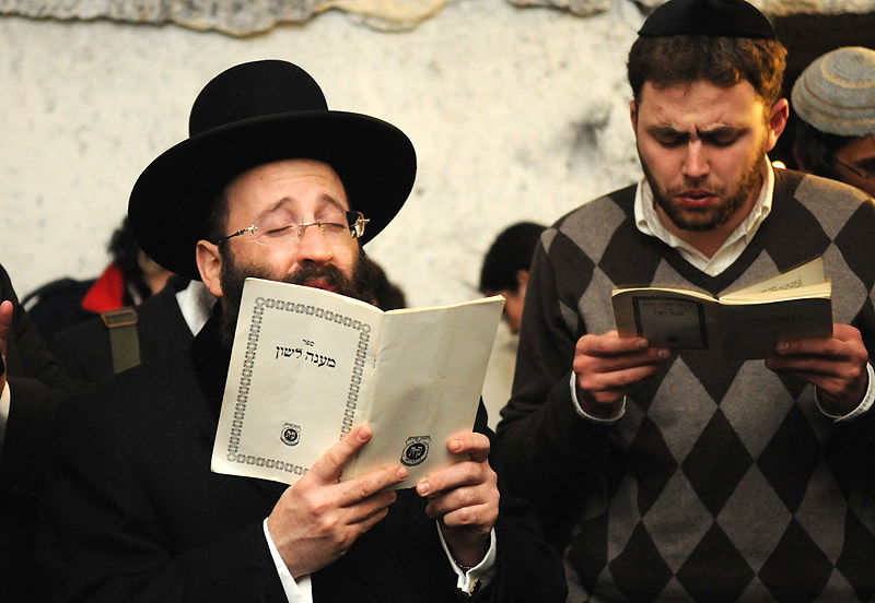 תפילה תחת אבטחה: תיעוד נדיר מתפילה על קבר יוסף