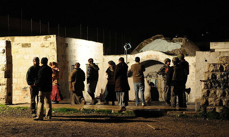 תפילה תחת אבטחה: תיעוד נדיר מתפילה על קבר יוסף