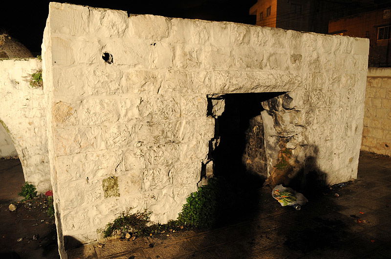 תפילה תחת אבטחה: תיעוד נדיר מתפילה על קבר יוסף