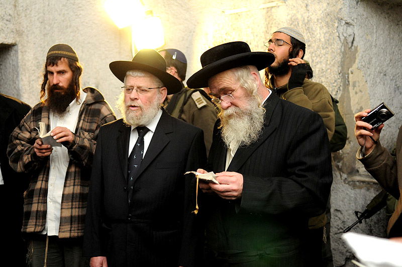 תפילה תחת אבטחה: תיעוד נדיר מתפילה על קבר יוסף