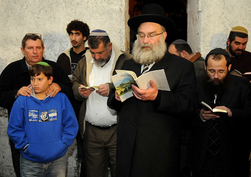 תפילה תחת אבטחה: תיעוד נדיר מתפילה על קבר יוסף