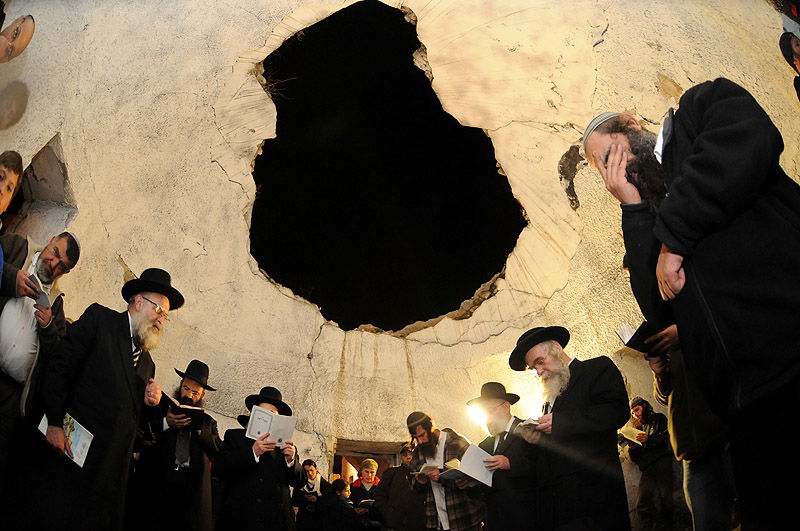 תפילה תחת אבטחה: תיעוד נדיר מתפילה על קבר יוסף