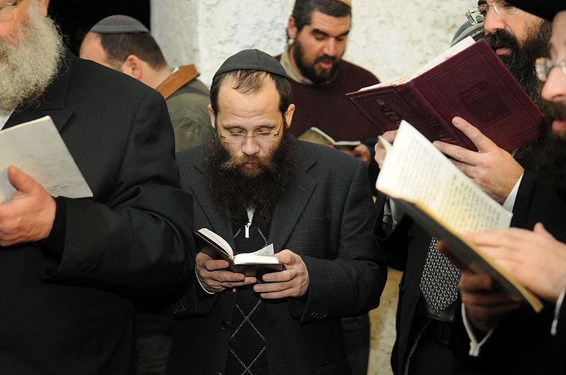 תפילה תחת אבטחה: תיעוד נדיר מתפילה על קבר יוסף