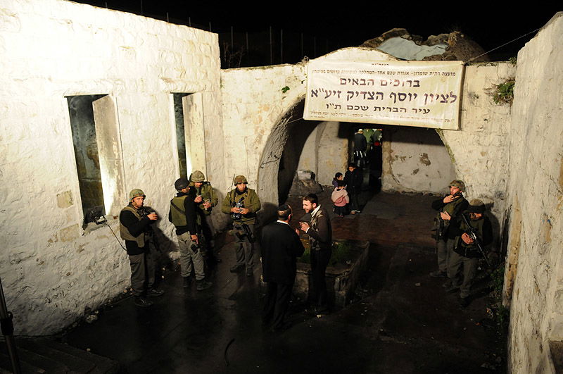 תפילה תחת אבטחה: תיעוד נדיר מתפילה על קבר יוסף