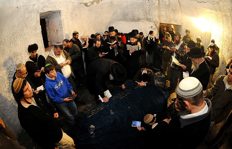 תפילה תחת אבטחה: תיעוד נדיר מתפילה על קבר יוסף