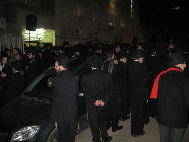 מאות בחורים מישיבת ´מיר´ ליוו את חברם שנהרג בתאונה