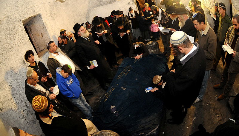 תפילה תחת אבטחה: תיעוד נדיר מתפילה על קבר יוסף