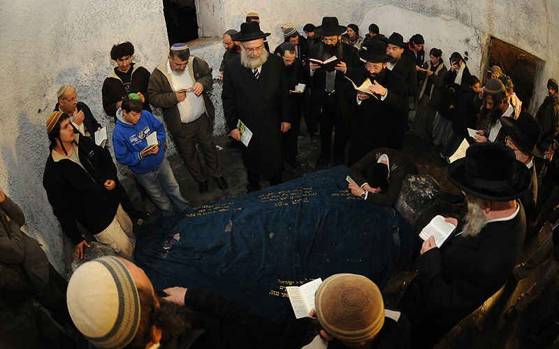 תפילה תחת אבטחה: תיעוד נדיר מתפילה על קבר יוסף