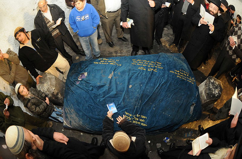 תפילה תחת אבטחה: תיעוד נדיר מתפילה על קבר יוסף