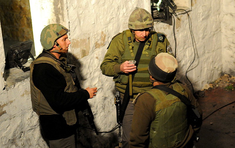 תפילה תחת אבטחה: תיעוד נדיר מתפילה על קבר יוסף