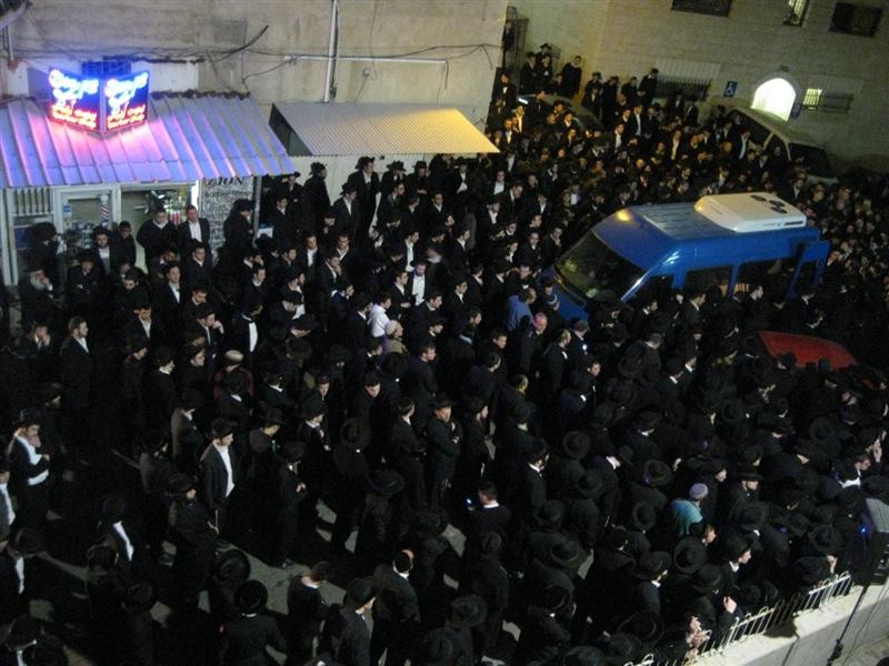 מאות בחורים מישיבת ´מיר´ ליוו את חברם שנהרג בתאונה