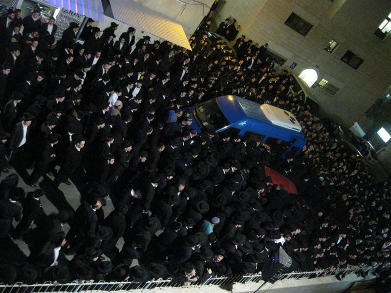 מאות בחורים מישיבת ´מיר´ ליוו את חברם שנהרג בתאונה