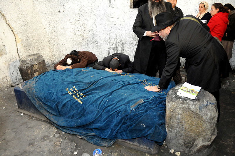 תפילה תחת אבטחה: תיעוד נדיר מתפילה על קבר יוסף