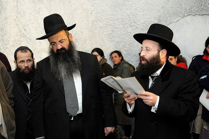 תפילה תחת אבטחה: תיעוד נדיר מתפילה על קבר יוסף