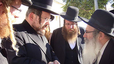 האדמו"ר עם רה"ע.