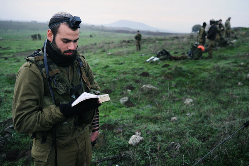 חייל מתפלל במהלך תרגיל חטיבת הצנחנים
