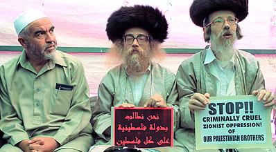 אנשי נטורי קרתא עם השייך סלאח.