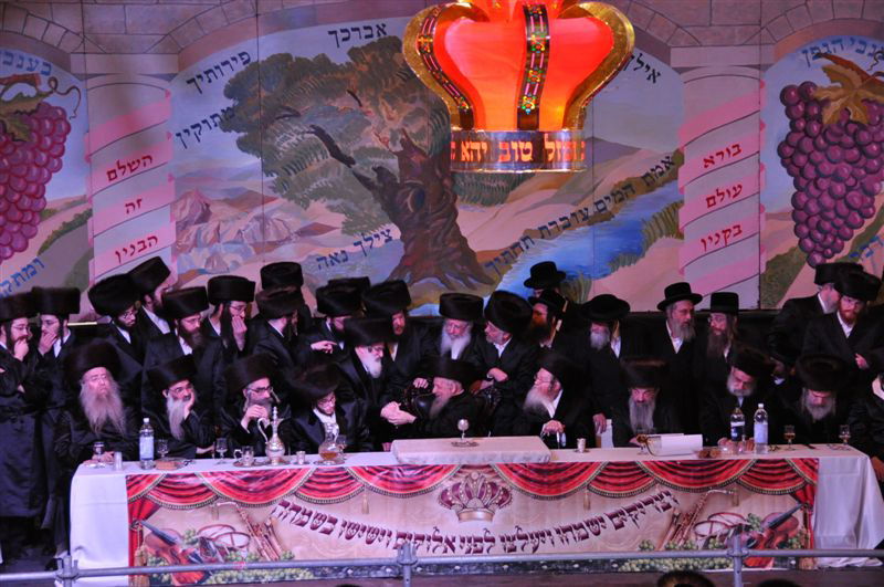 שמחת סערט ויזניץ: האדמו"ר ואלפי חסידים