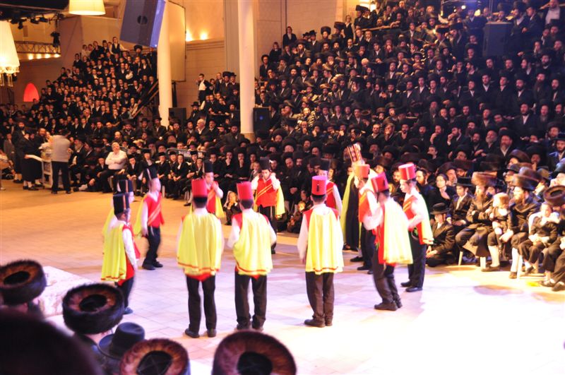 שמחת סערט ויזניץ: האדמו"ר ואלפי חסידים