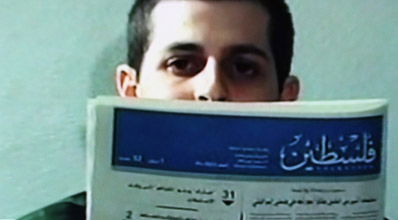 שליט ועיתון פלסטיני. בדרך הביתה? (פלאש 90)