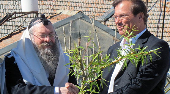המקובל הרב בצרי העניק ליו"ר קק"ל שתילי ערבה 'עם סגולות' לשמירה על קרקעות המדינה