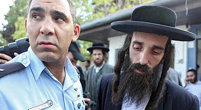 קרויס נופל בשבי.