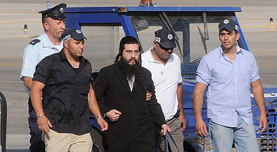 חן נוחת בישראל.